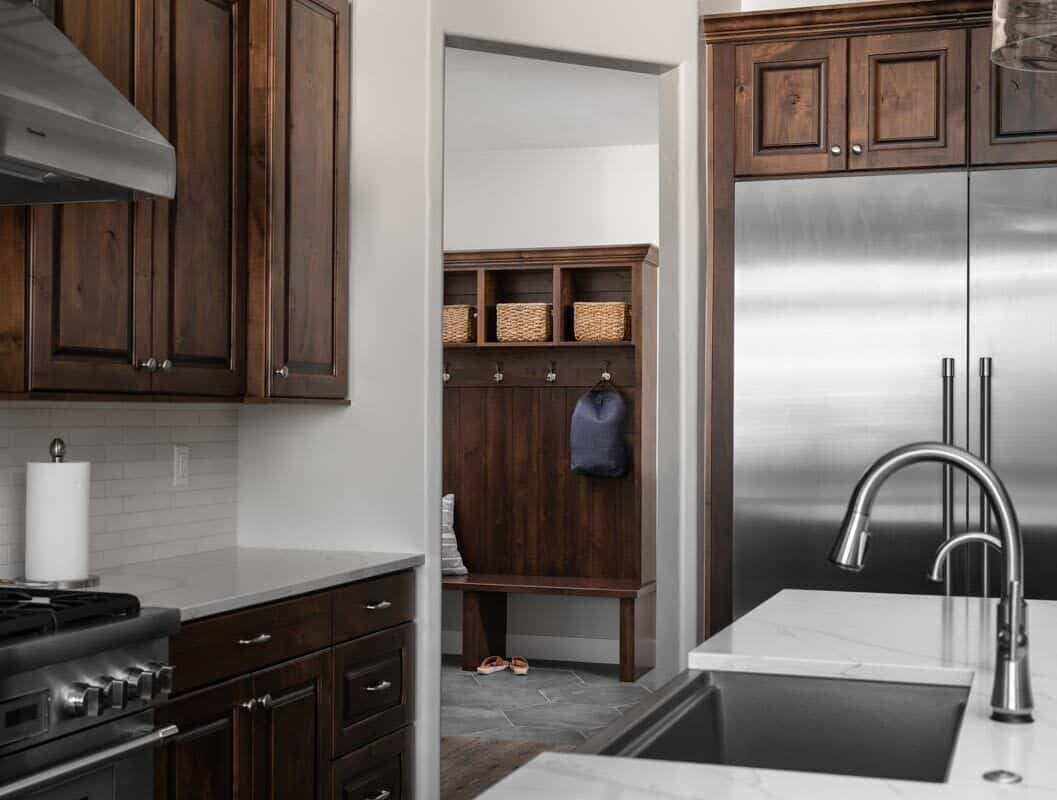厨房很容易进入一个储藏室，配备了开放式架子，衣钩，和一个内置的长凳。