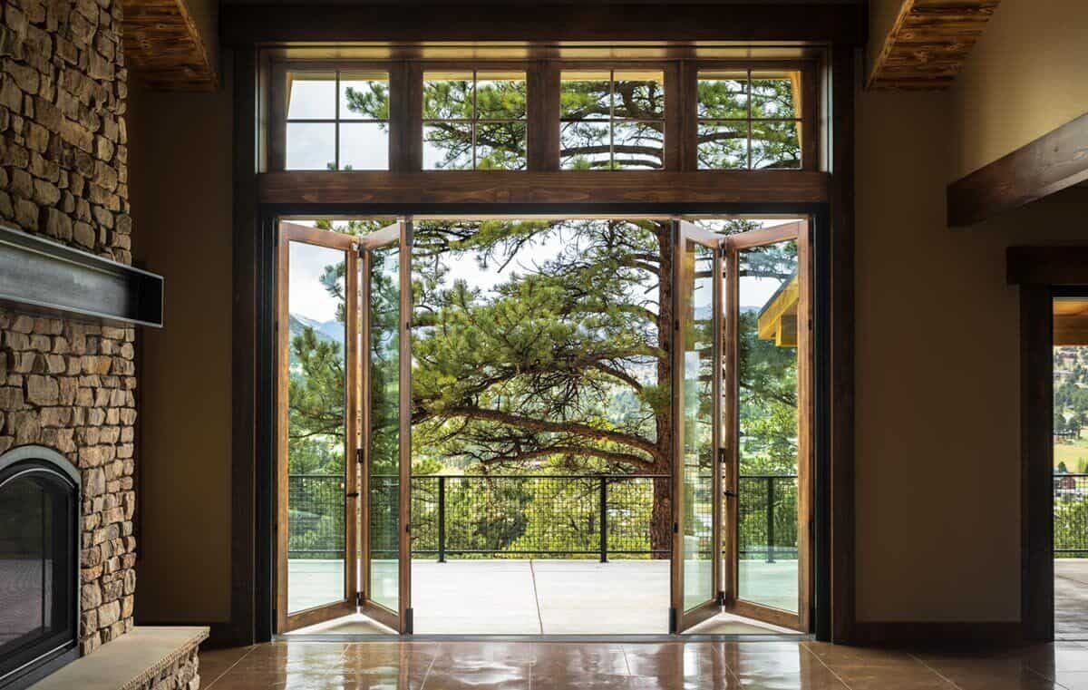 折叠玻璃门扩展家庭房到广阔的甲板上。