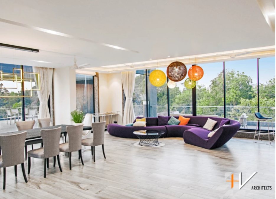 这个宽敞的厨房和起居区，摆满了紫色的s形沙发，也可以看到外面的美景。
