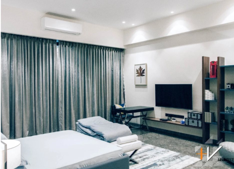 卧室空间宽敞，以灰色为主题，营造出优雅而微妙的氛围。