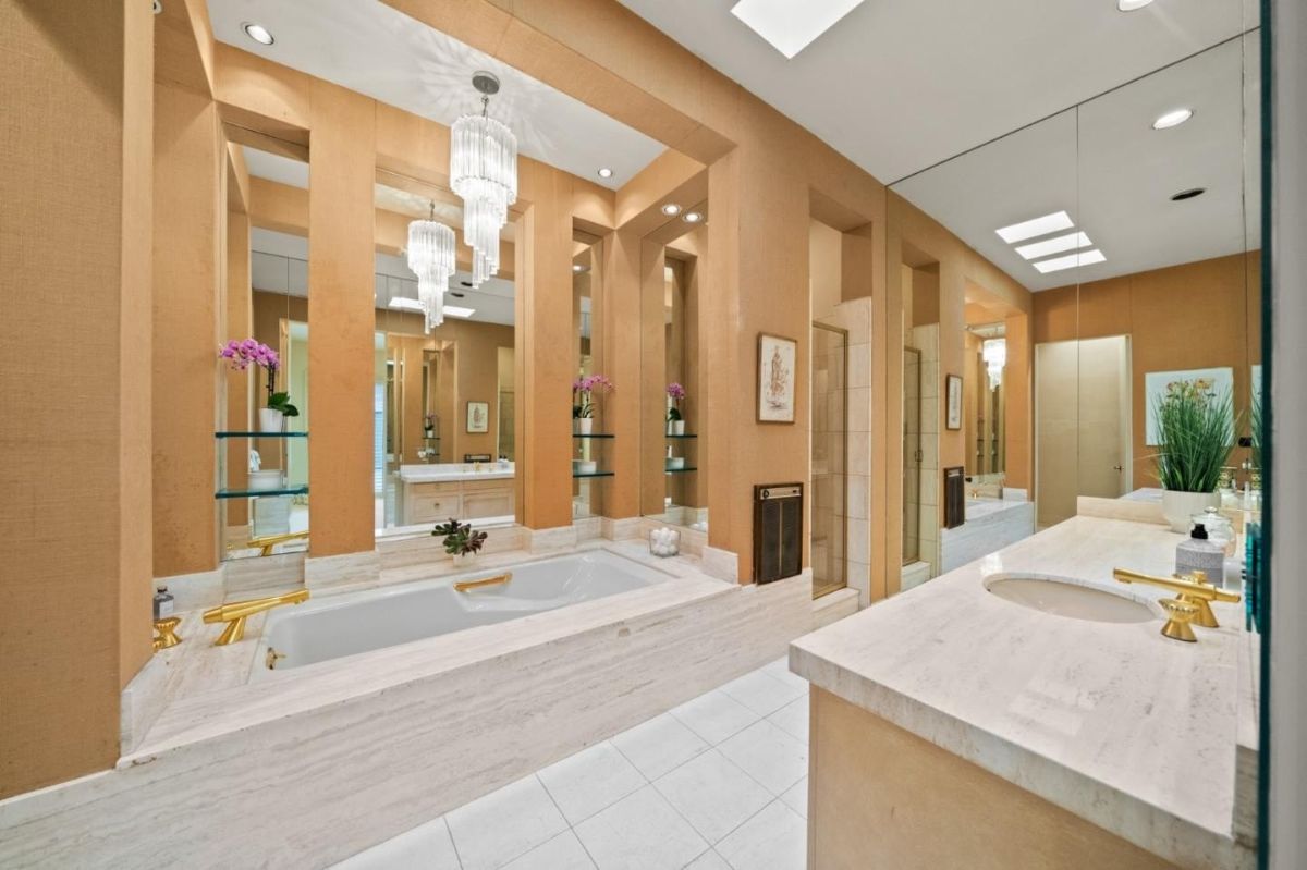 主浴室有一个虚荣心瓷砖灶台和浴缸,上头还有一个吊灯。