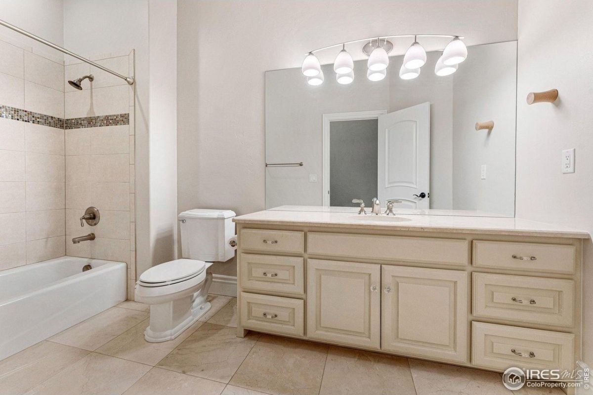 浴室有一个虚荣心花岗岩台面和一个内置的浴缸。