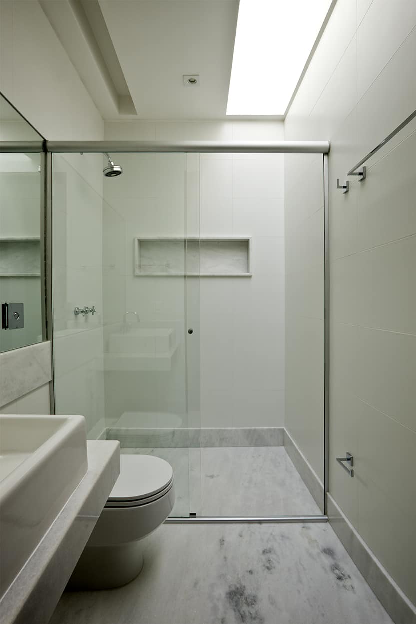 这间浴室铺着大理石地板和一扇线性天窗。