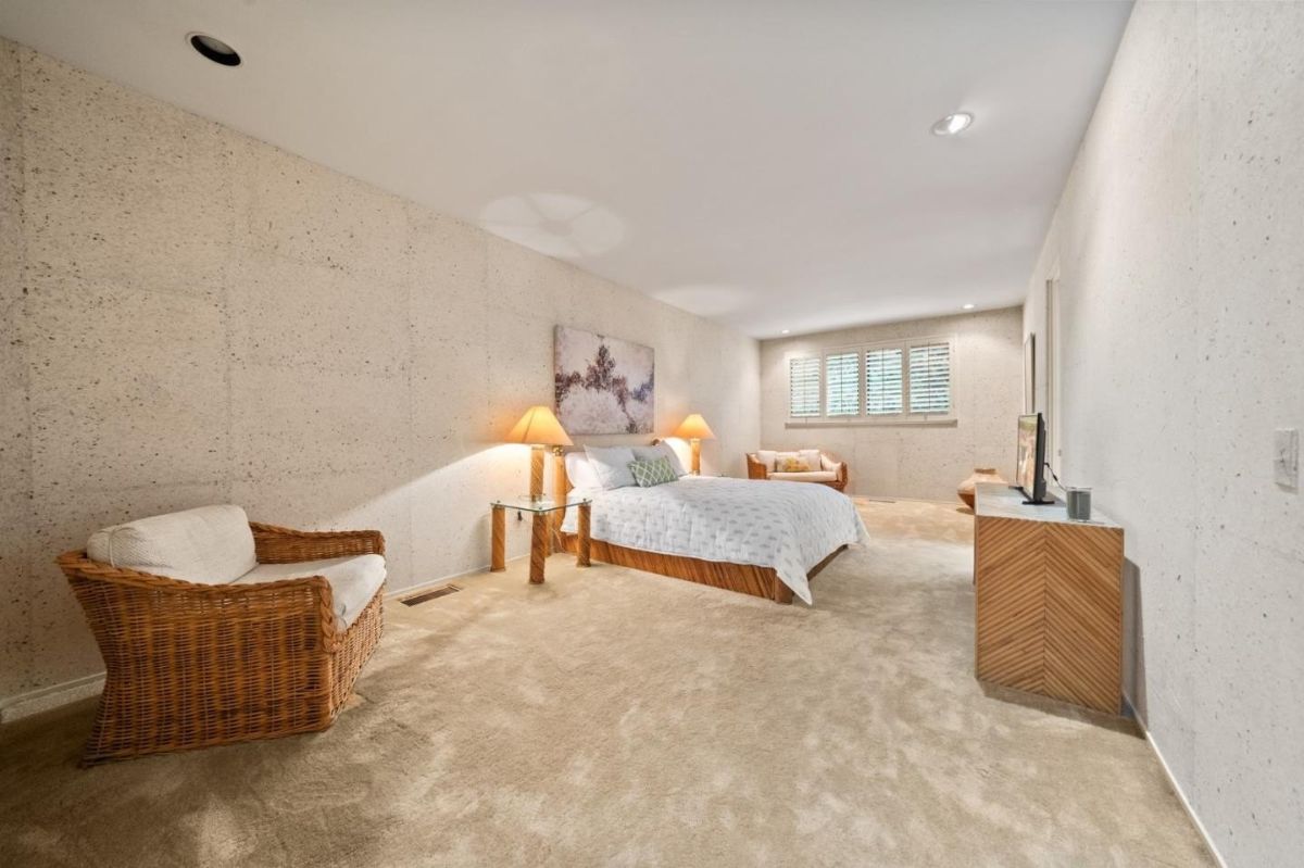 卧室里有一个卧室的沙发和一个铺天盖地的地毯。