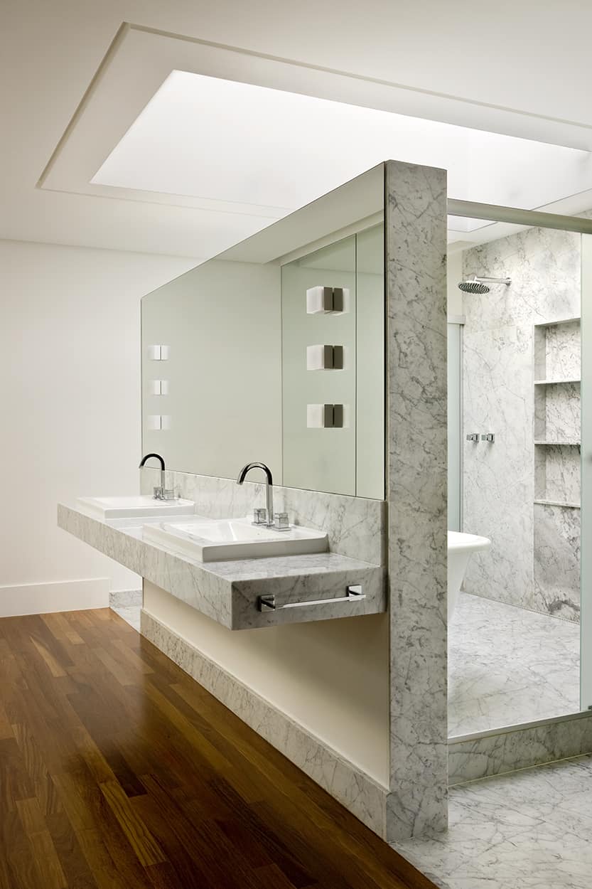 主浴室设有一个带深浴缸和连接水槽的潮湿房间。