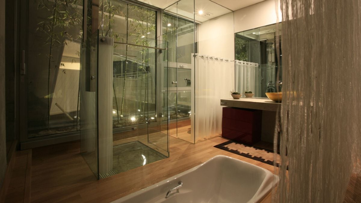 设备齐全的浴室,浴室玻璃门。