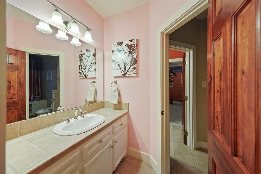 浴室有一个浮动的虚荣与瓷砖灶台。