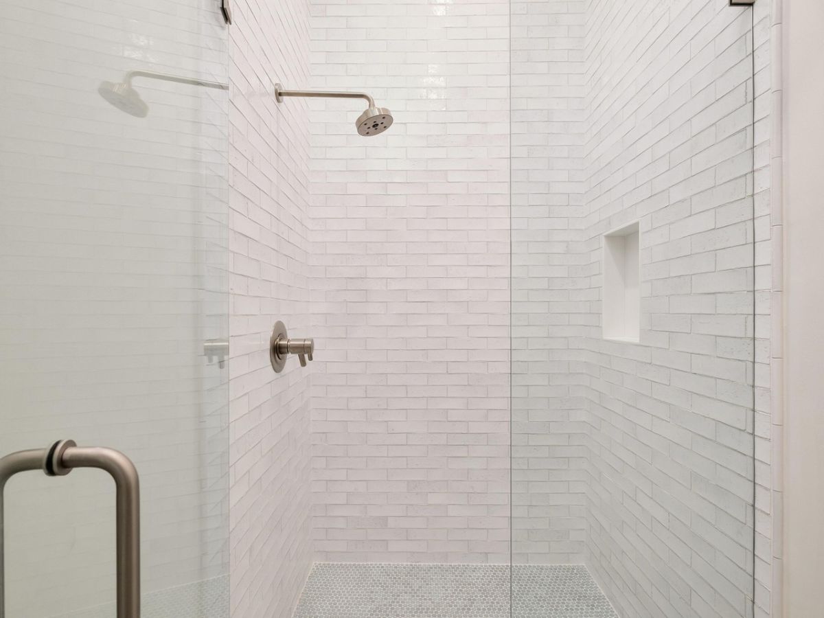 淋浴间的特点是瓷砖墙和玻璃外壳。
