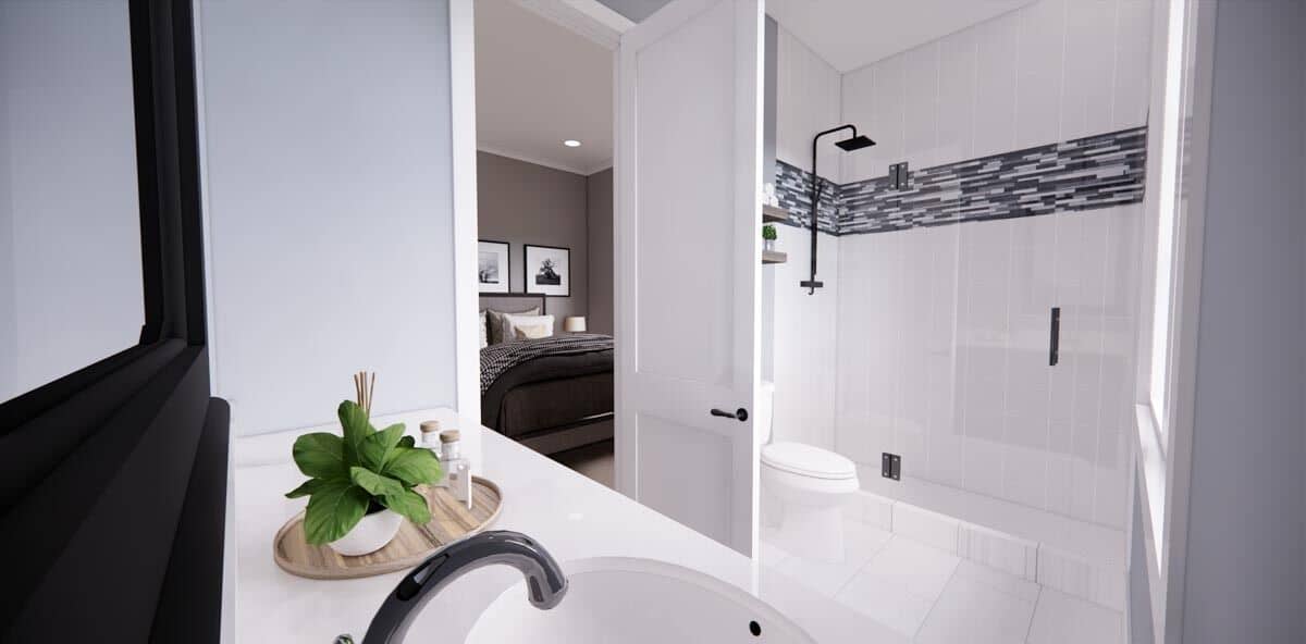 锻铁装置和线性马赛克瓷砖与白色浴室形成了惊人的对比。