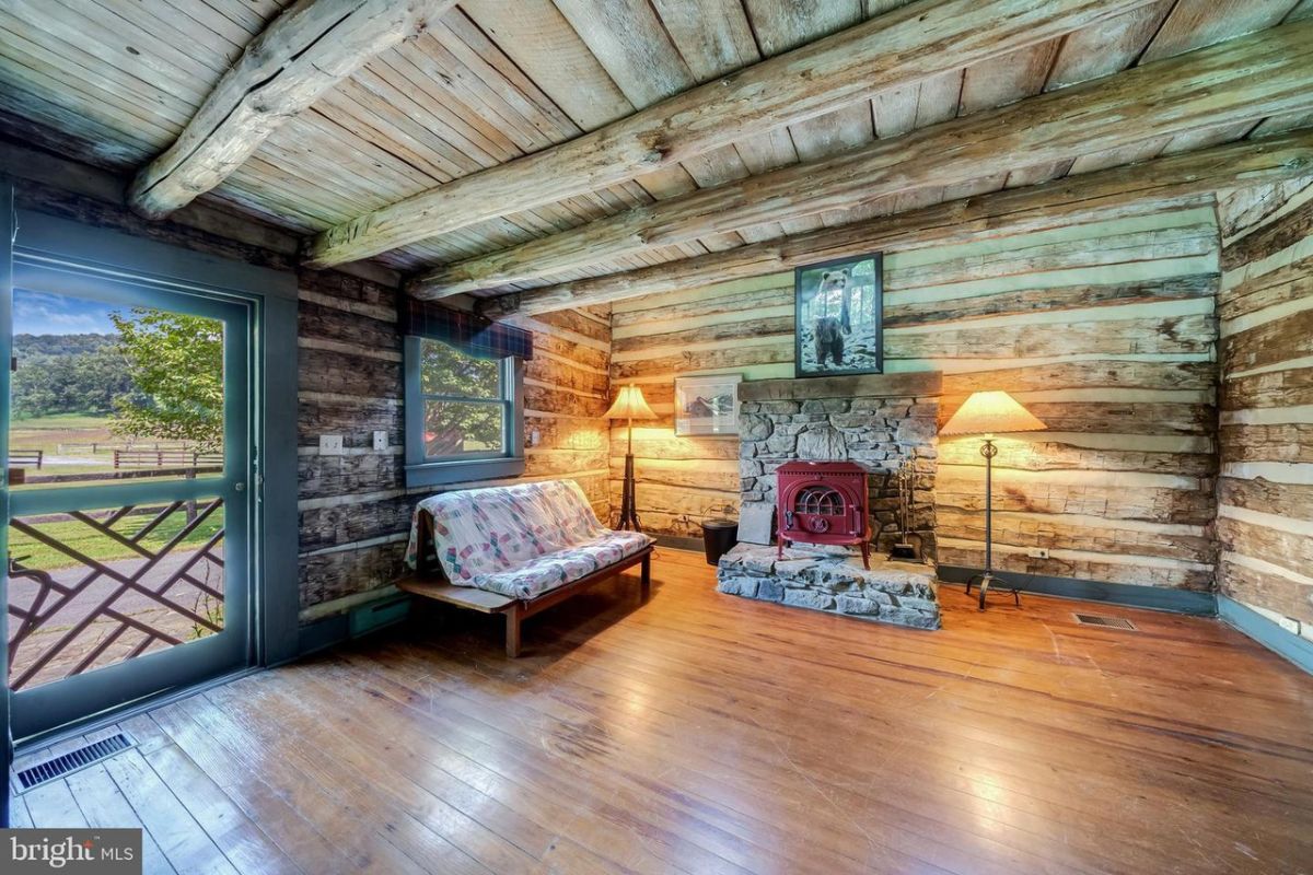 房间以裸露的木梁和天花板为特色，给人一种质朴的感觉。