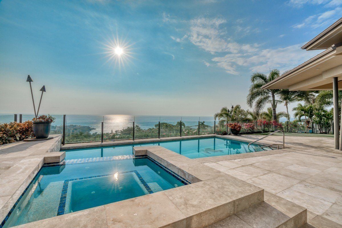 房子的特色是一个游泳池，玻璃墙展示了游泳时的海洋景观。