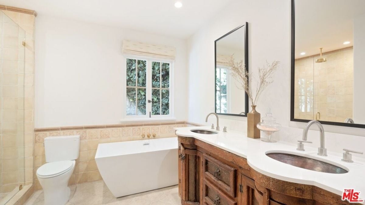 独立浴缸的浴室套件,一个大型淋浴室雨林淋浴头,和一个广阔的壁橱里。