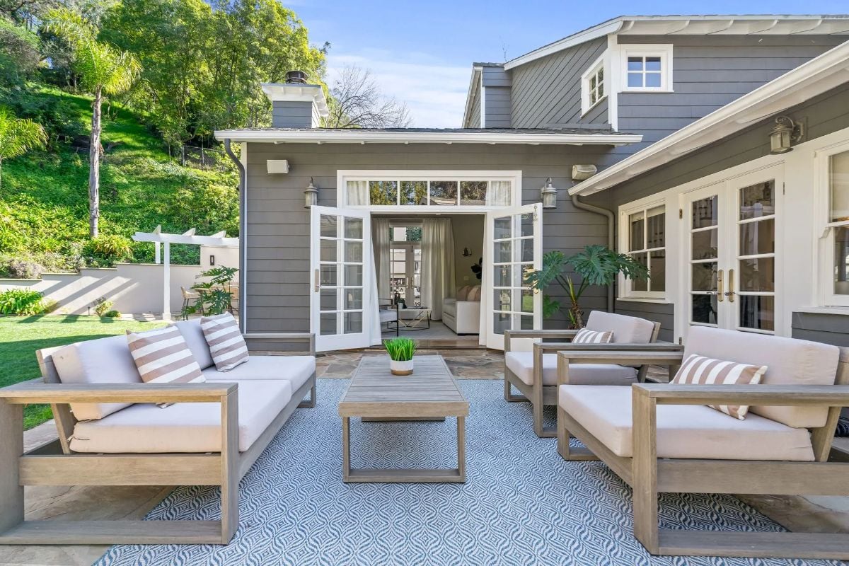 舒适的庭院是配有舒适的户外沙发,提供一个放松的地方吸收太阳或享受一杯咖啡在美丽的室外风景。