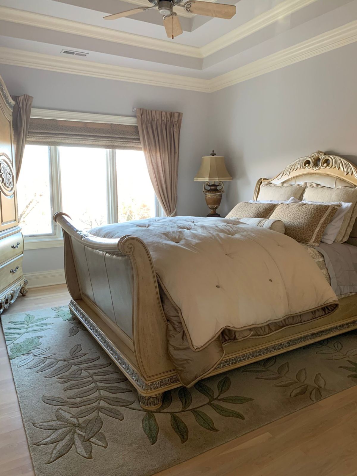 卧室有一张豪华的床和展示周围环境的玻璃窗。