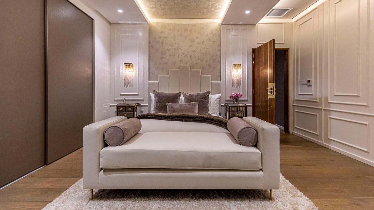 这间卧室散发出一种富裕、舒适和宁静的感觉。