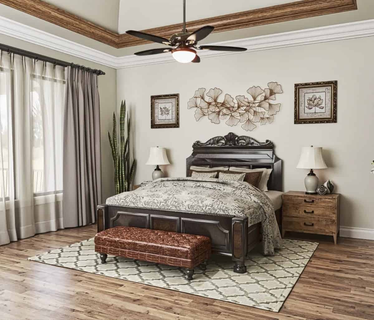 主卧室以托盘天花板和深色木床为特色，辅以皮革丛长椅。