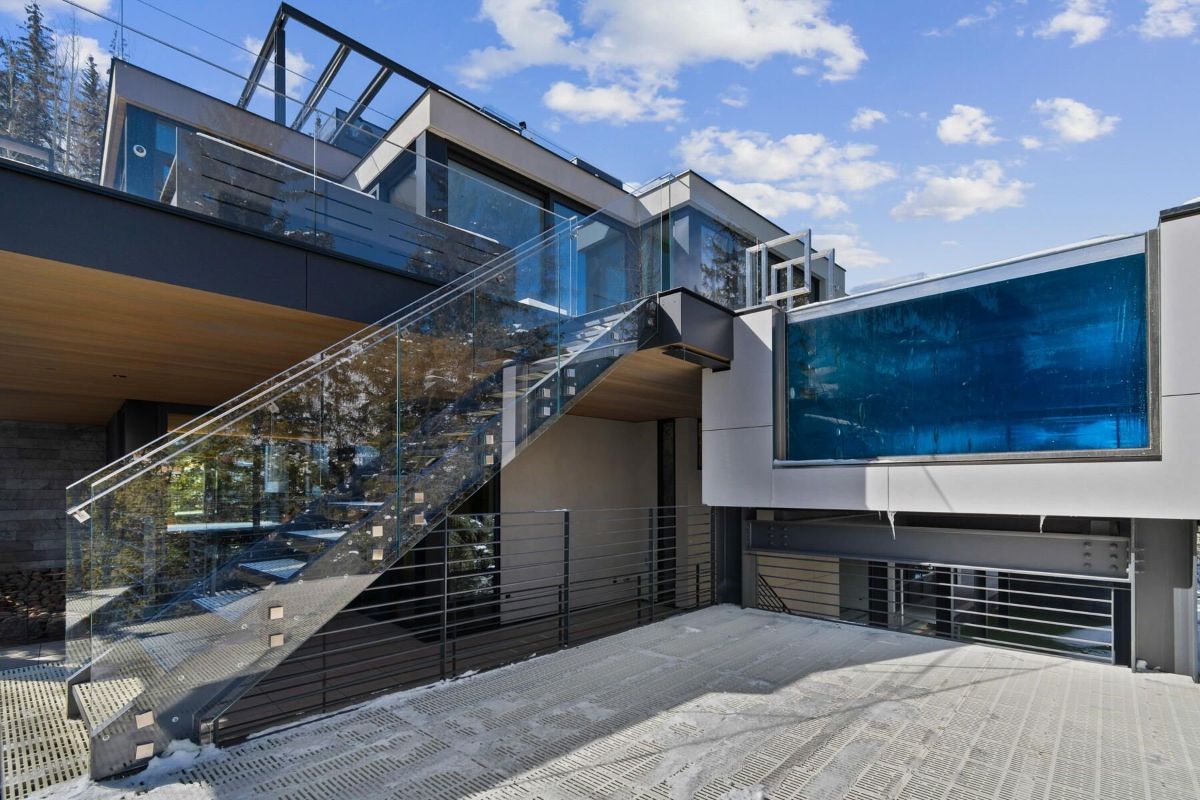 外观特征与玻璃楼梯栏杆导致游泳池。
