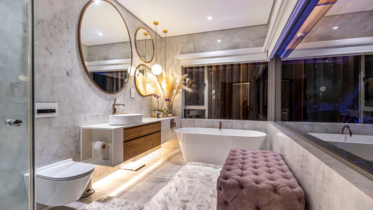浴室中包含了各种便利设施，进一步提高了其舒适性和便利性。