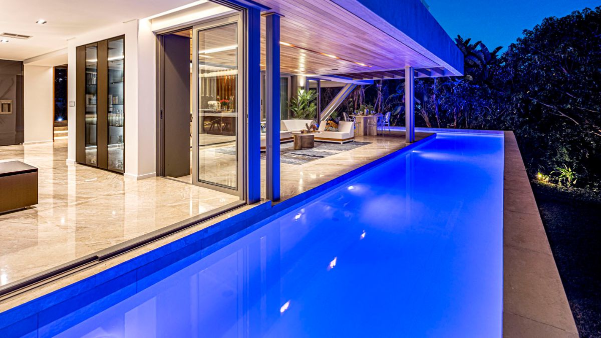 豪华住宅的户外空间通常包括一个游泳池，除了各种其他当代设施，提高其舒适性和便利性。