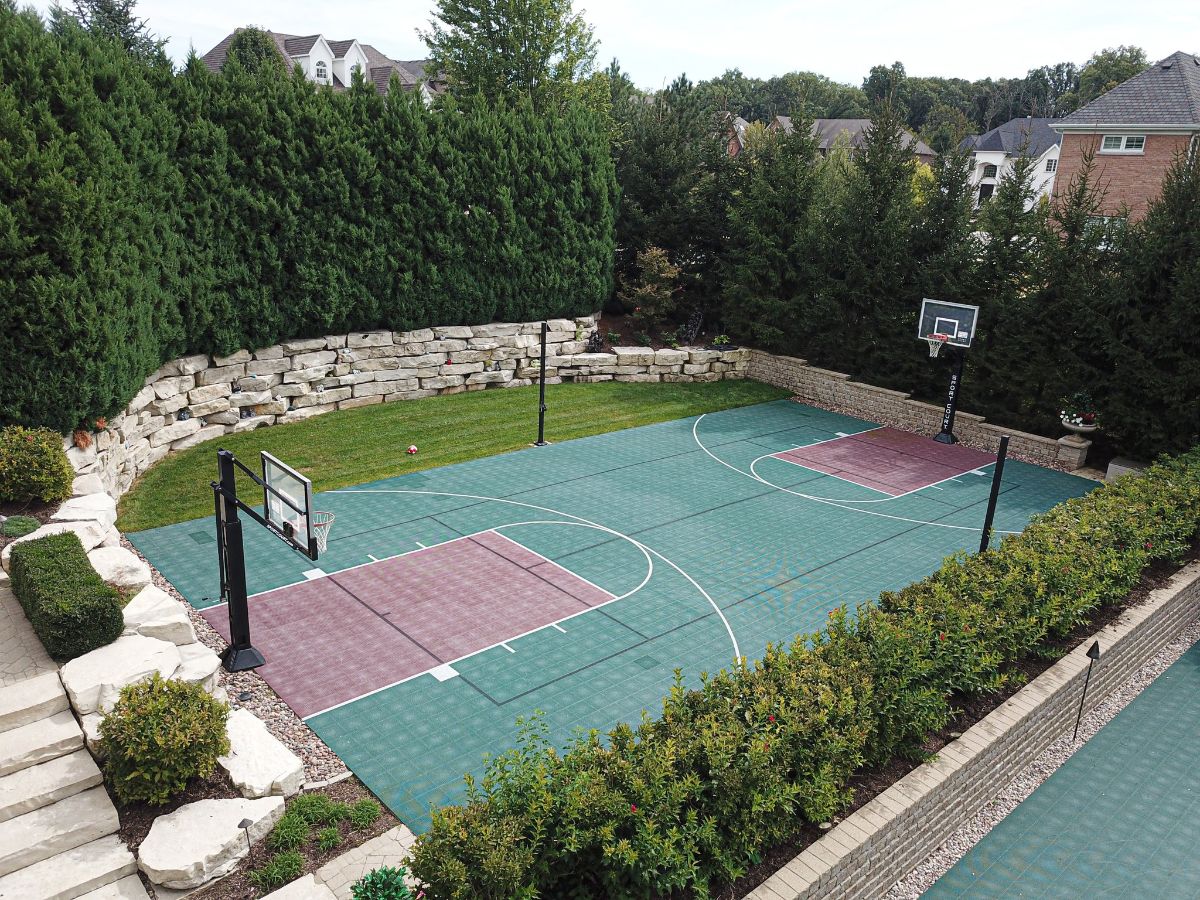 这所房子的特点是有一个篮球场供娱乐。