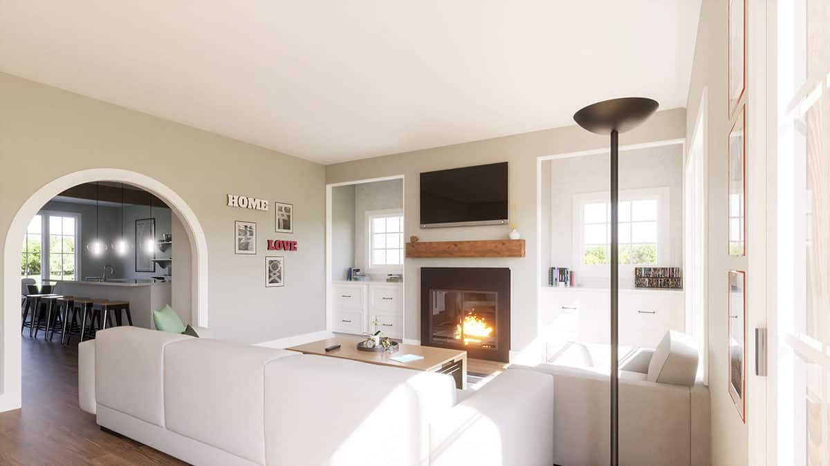 客厅与白色现代座椅,安装在墙上的电视,和一个壁炉两侧内置橱柜。