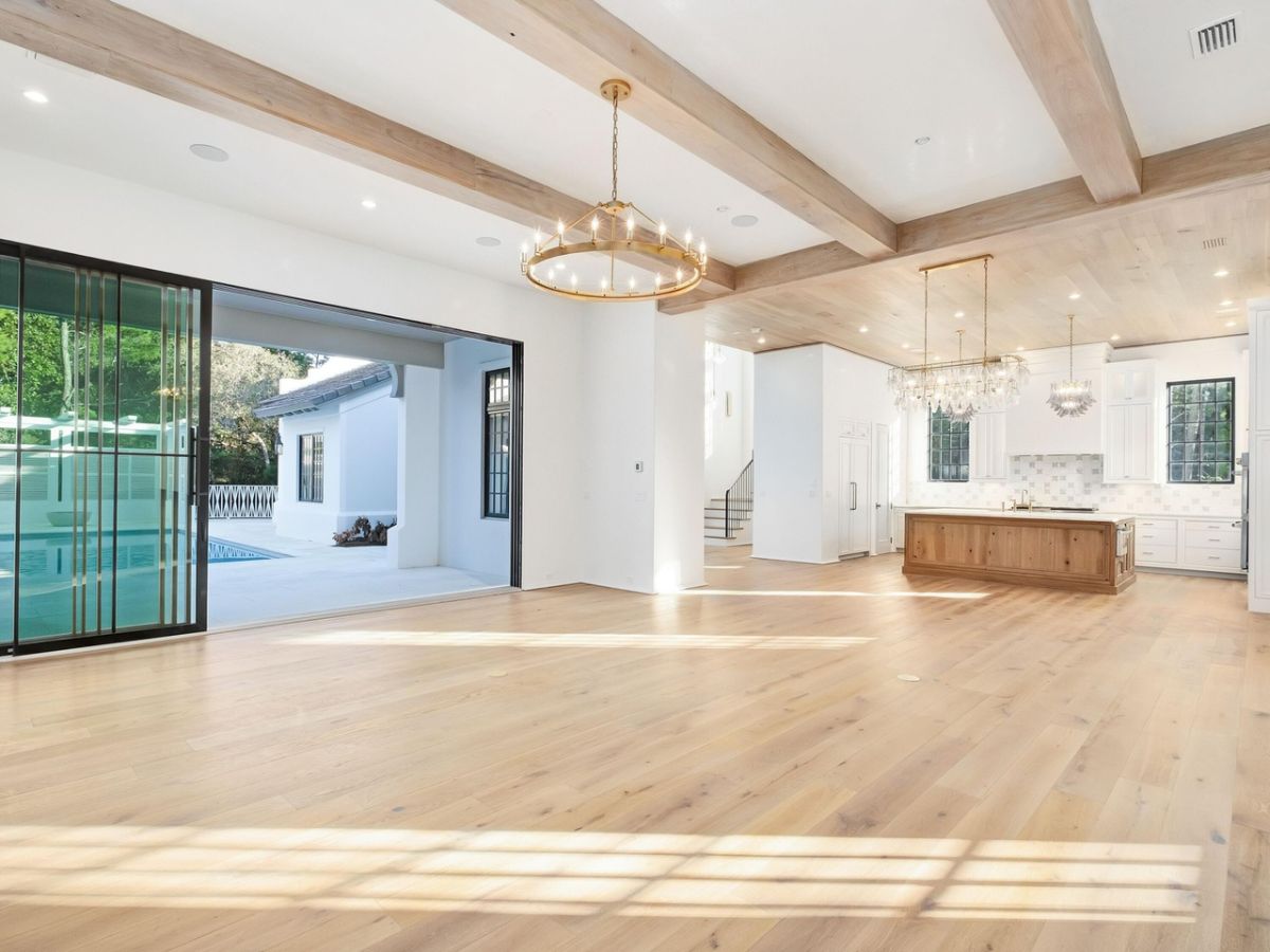 房子的特点是木梁和木地板，给人一种质朴的感觉，大玻璃门作为通风。