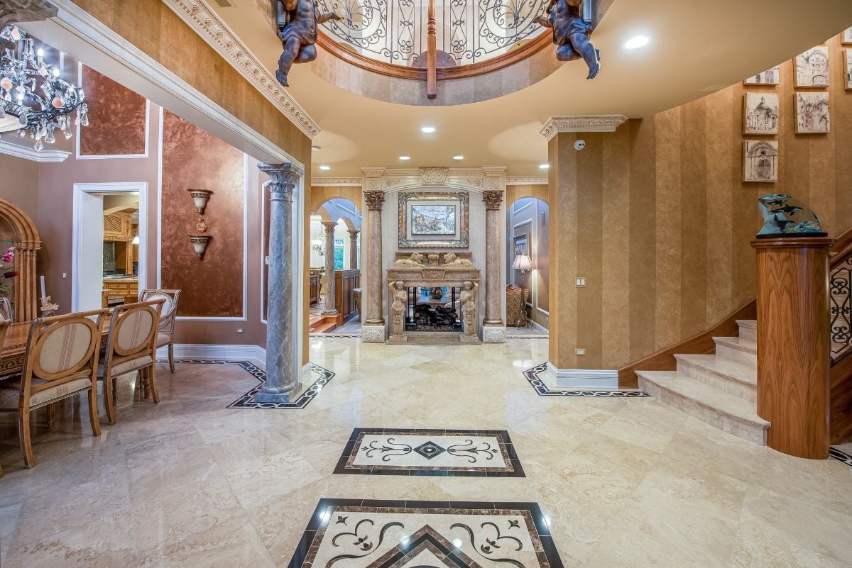 门厅的特色是瓷砖地板和科林斯式柱子，与艺术装饰很好地融合在一起。