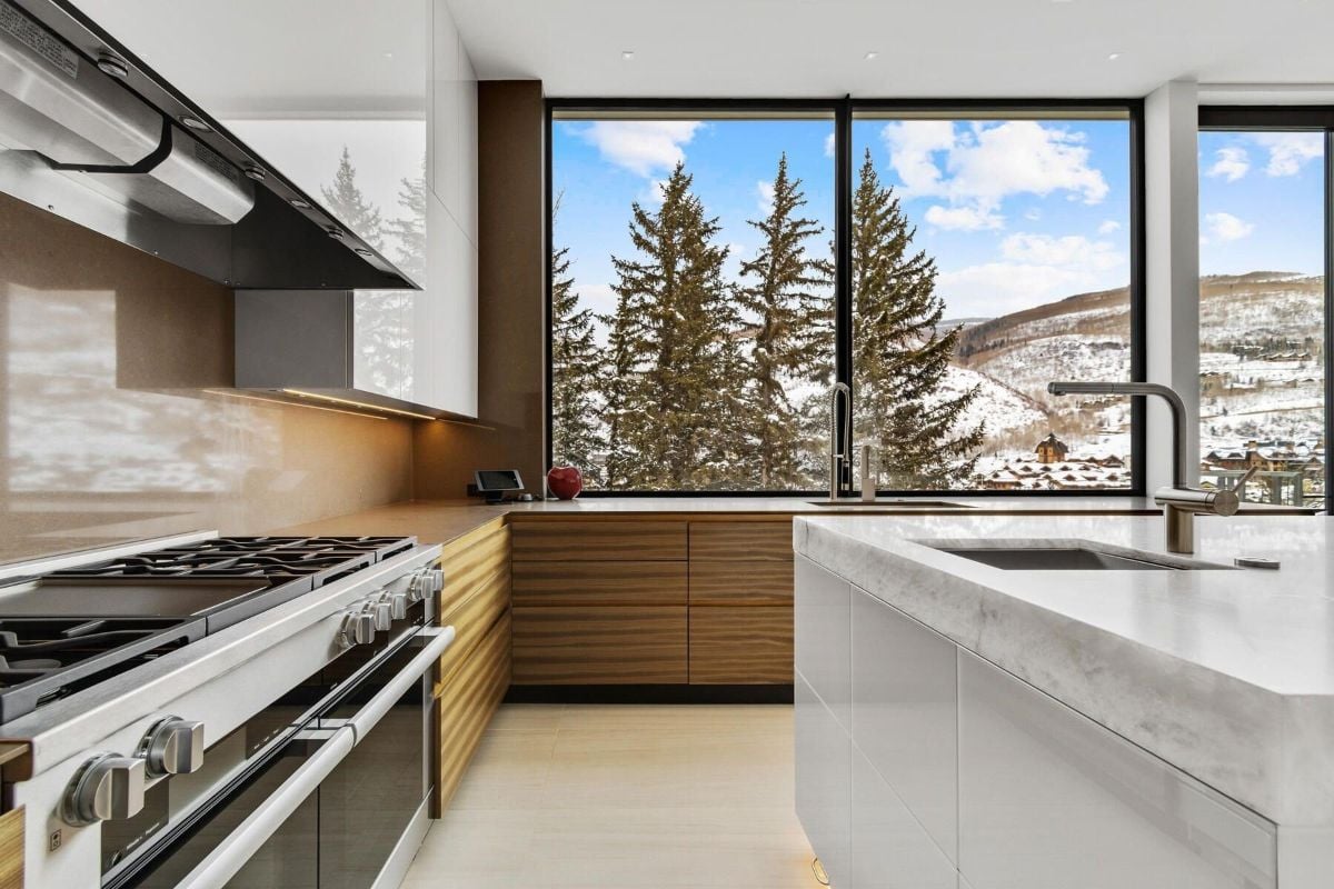 厨房功能玻璃窗户和一个木制家具的台面电器齐全。