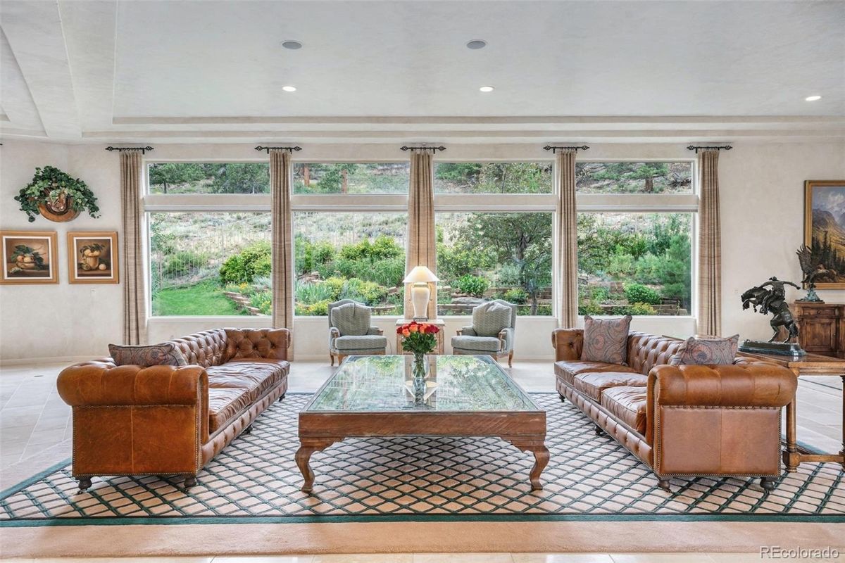 客厅有两个切斯特菲尔德沙发和一个中心表玻璃顶级豪华车的感觉。
