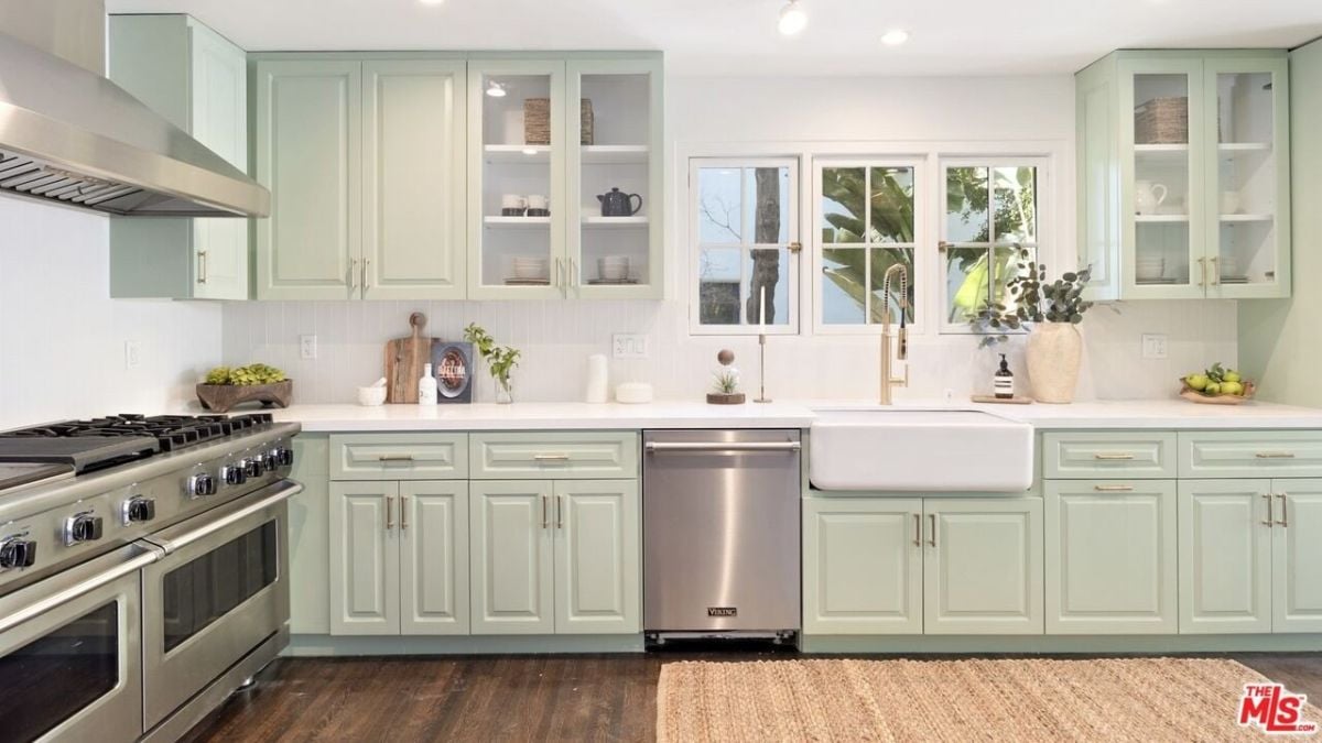 原始的硬木地板让你有趣的灰绿色与顶级厨房电器。