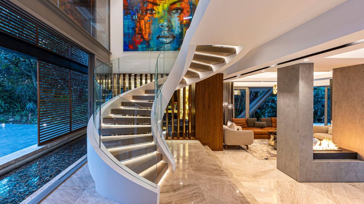 画廊风格的双体量入口，雕塑般的楼梯，胡桃木镶板，和引人注目的艺术结合在一起，有目的地创造一个精品酒店风格的氛围。