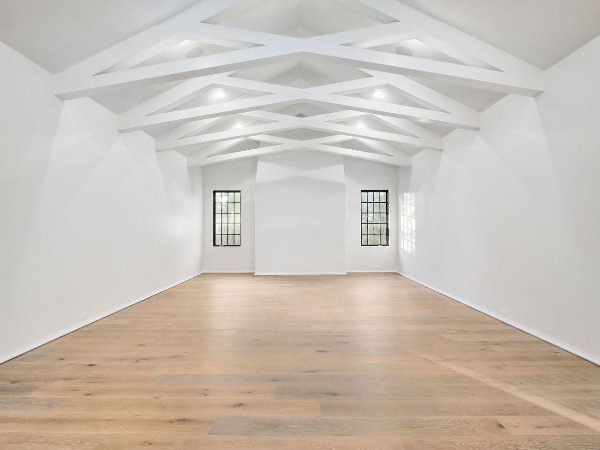 房间以木地板、玻璃窗和拱形天花板为特色。