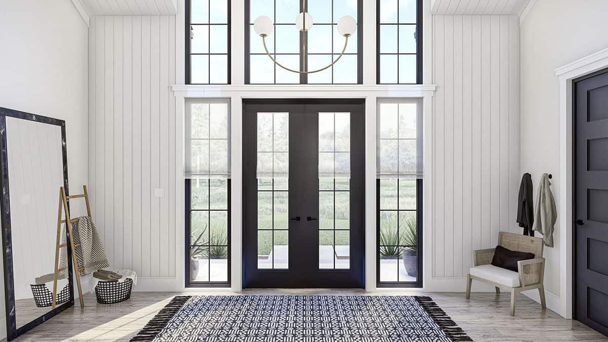 法式正门以及侧灯和横梁将自然光引入门厅。