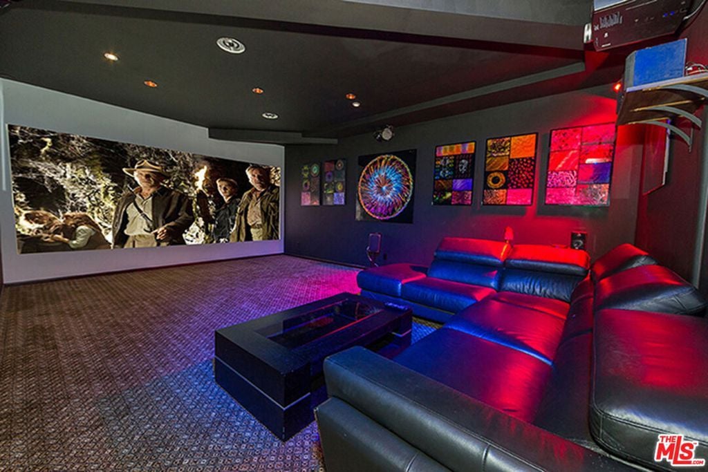 舒适的家庭影院豪华的真皮沙发和一个巨大的屏幕上,使其成为完美的地方与家人和朋友看电影。