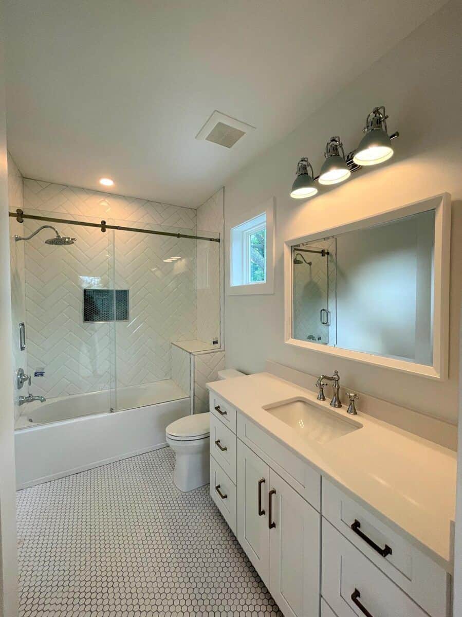 这个浴室single-sink虚荣,一个厕所和一个浴缸和淋浴组合包含在滑动玻璃门。