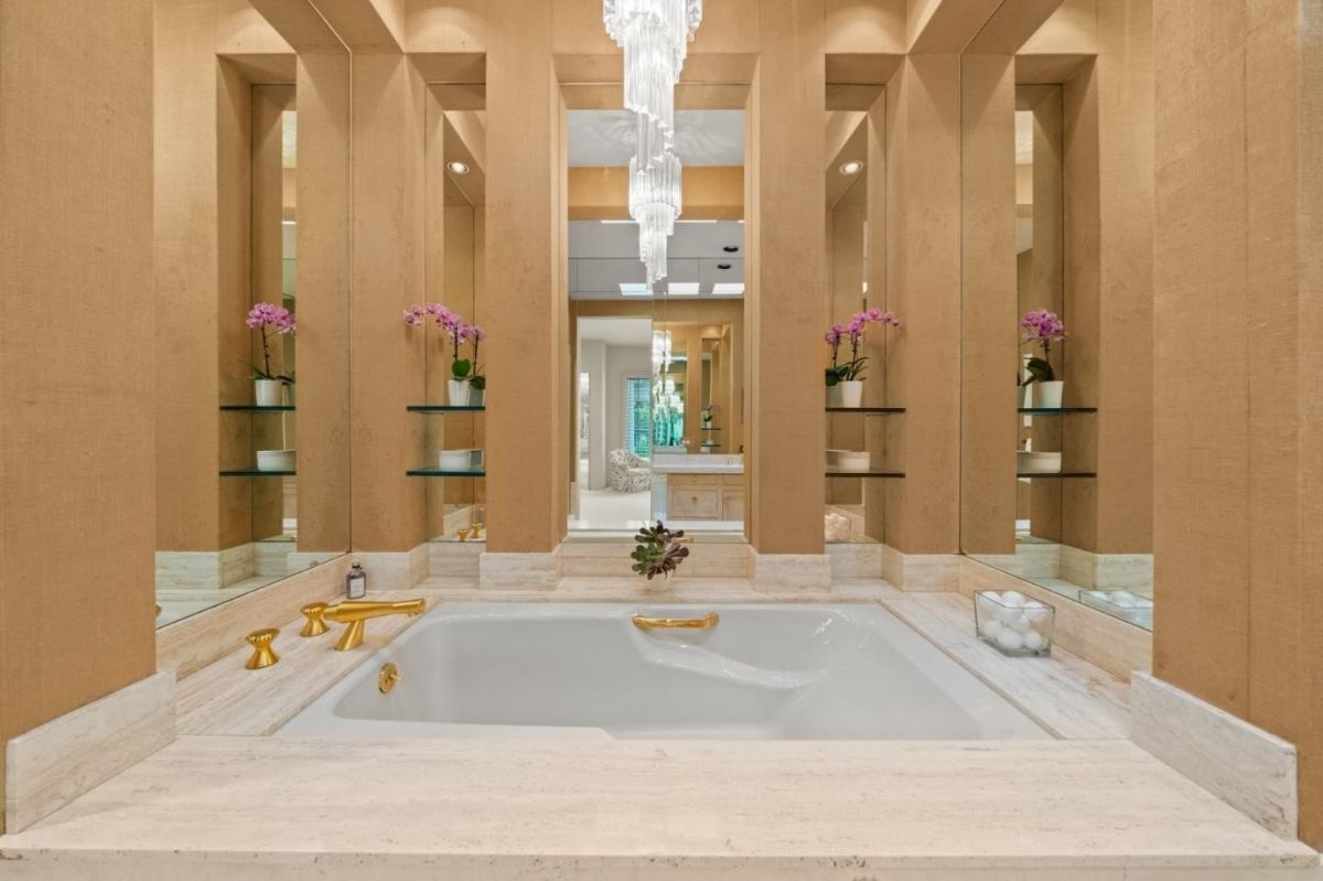 浴室有一个内置的浴缸,镀金设备豪华的感觉。
