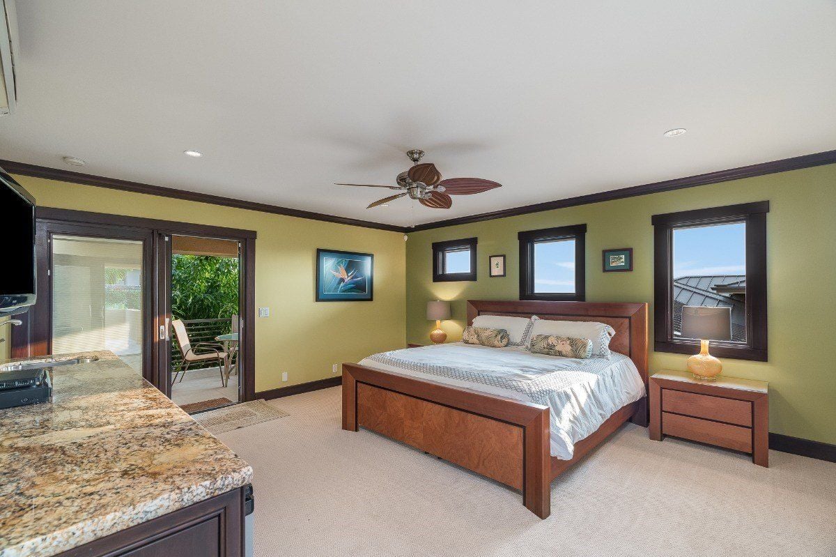 卧室的特点是一张双人床和一个墙到墙的地毯给人一种豪华的感觉。