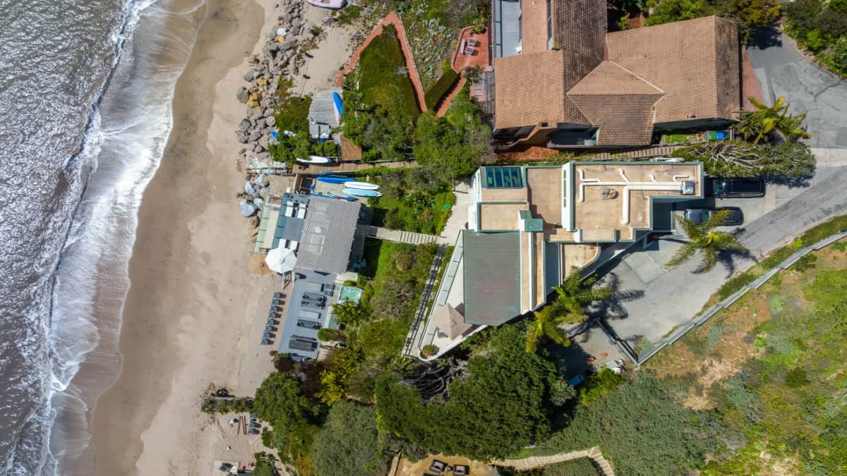 鸟瞰的海滨别墅展示其周边和屋顶甲板。