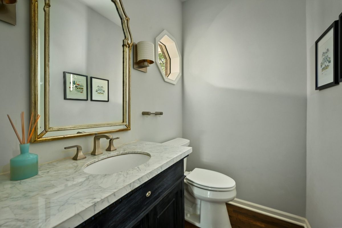 浴室设有一个带花岗岩台面的梳妆台和一个厕所。