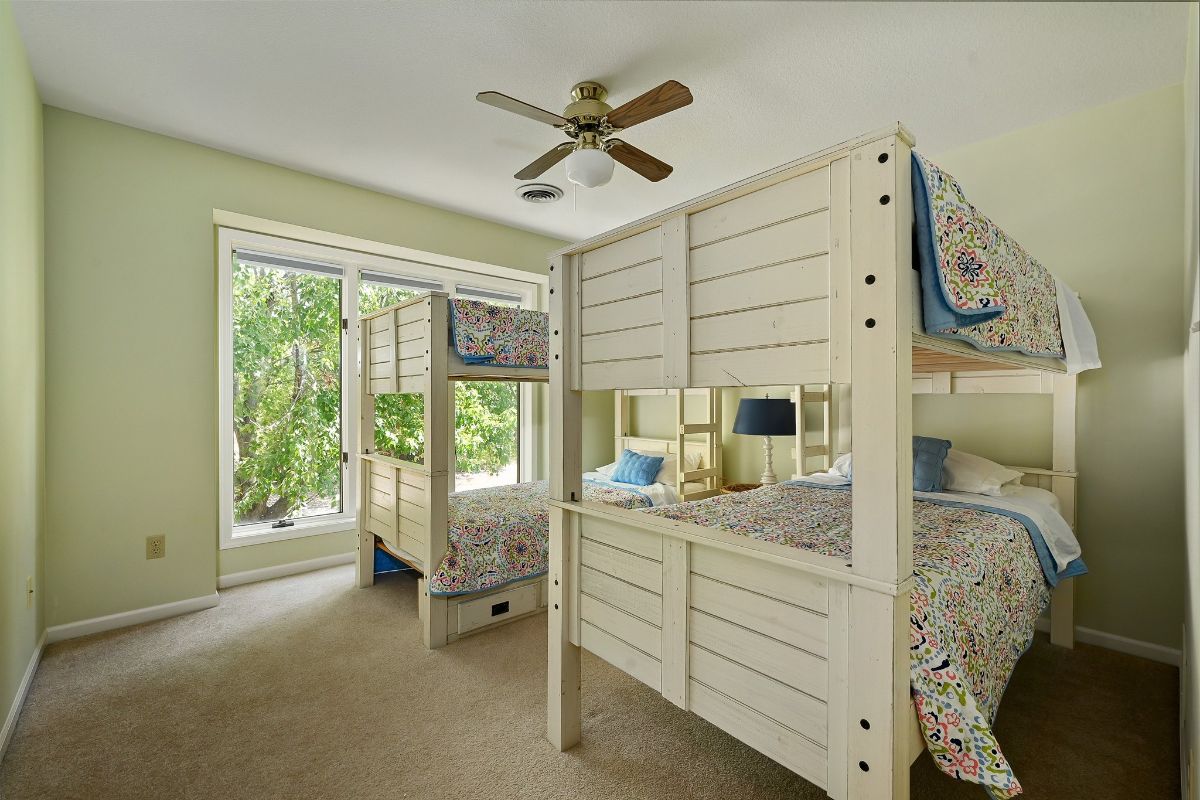 卧室里铺满了地毯，还有专为孩子准备的双层床。