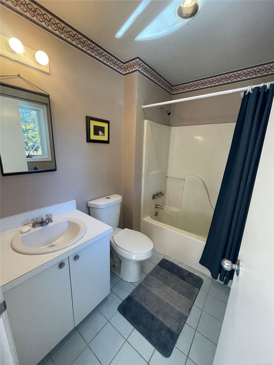 豪华浴室拥有光滑的内置浴缸适合浸泡,和一个时髦的窗帘,可以创建一个私人避难所。