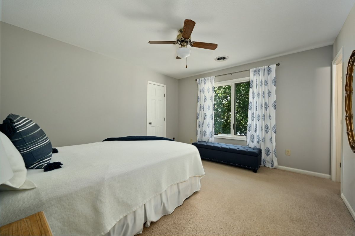 卧室设有一张舒适的床和靠近玻璃窗的长凳，可以完美地欣赏周围的景色。