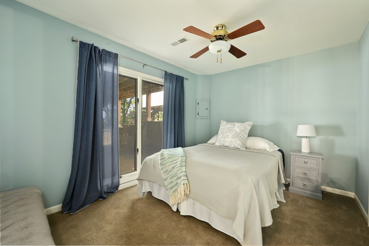 卧室设有一张双人床，一个墙到墙的地毯，窗帘提供隐私。