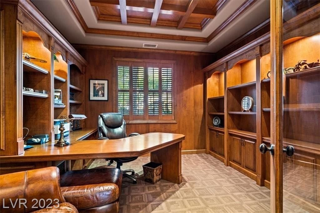 功能家庭办公室以坚固的木制架子为特色，为书籍，文件和其他必需品提供充足的存储空间，同时也为空间增添了一丝温暖和优雅。