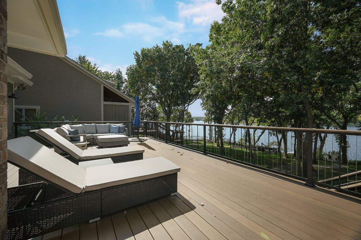 甲板上有日光浴躺椅和俯瞰湖面的露台。