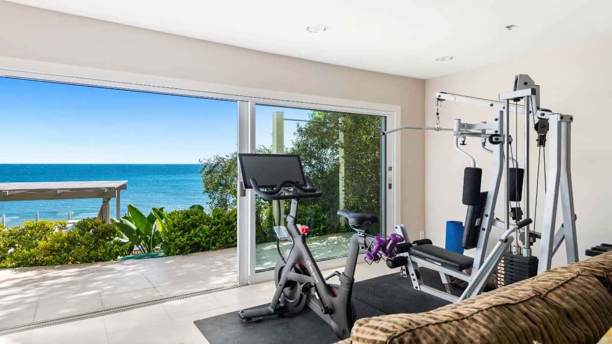 健身区通过滑动玻璃门提供惊人的海景。基于“增大化现实”技术和一个健身区。
