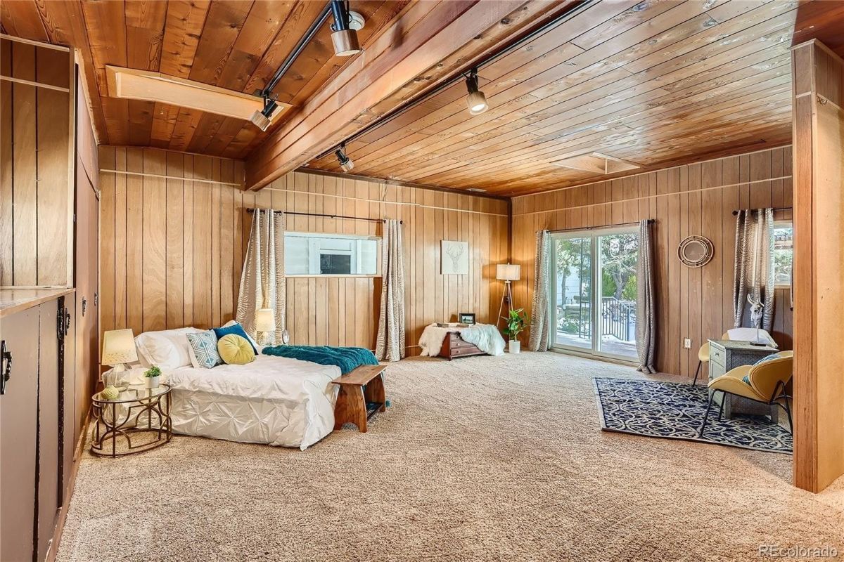 卧室的特色是一面墙的地毯，木墙和天花板给人一种质朴的感觉。