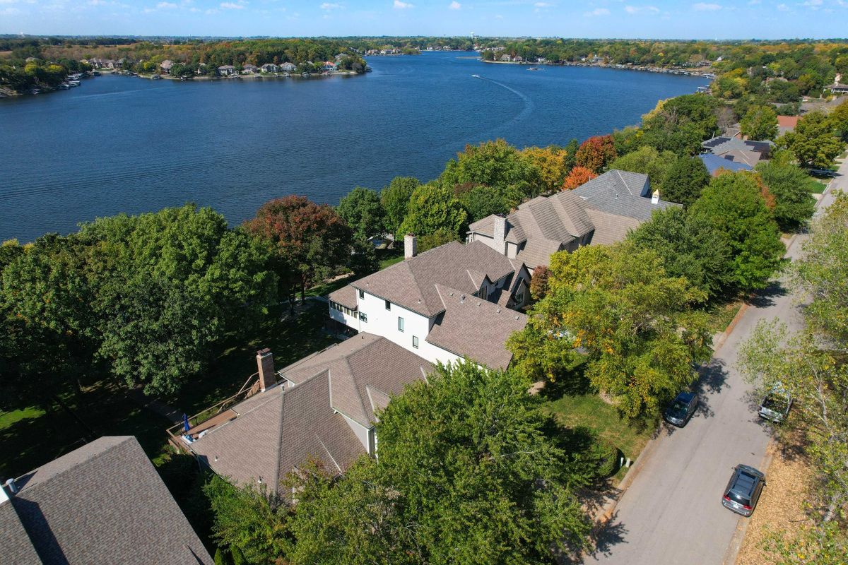 房子的鸟瞰图，附近的房子，还有湖。