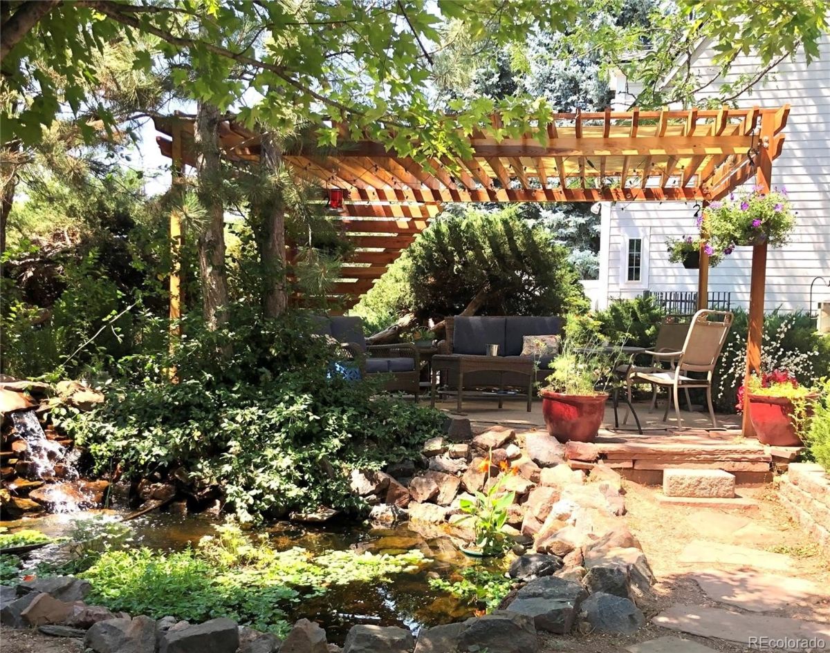 后院有一个露台，一个小游泳池，和保持凉爽的植物。