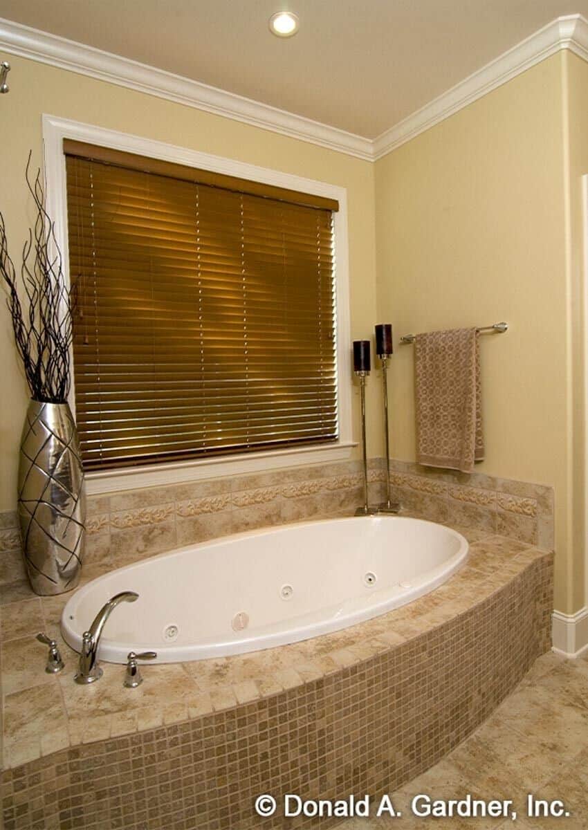 主浴室提供深浸浴缸适合放松。